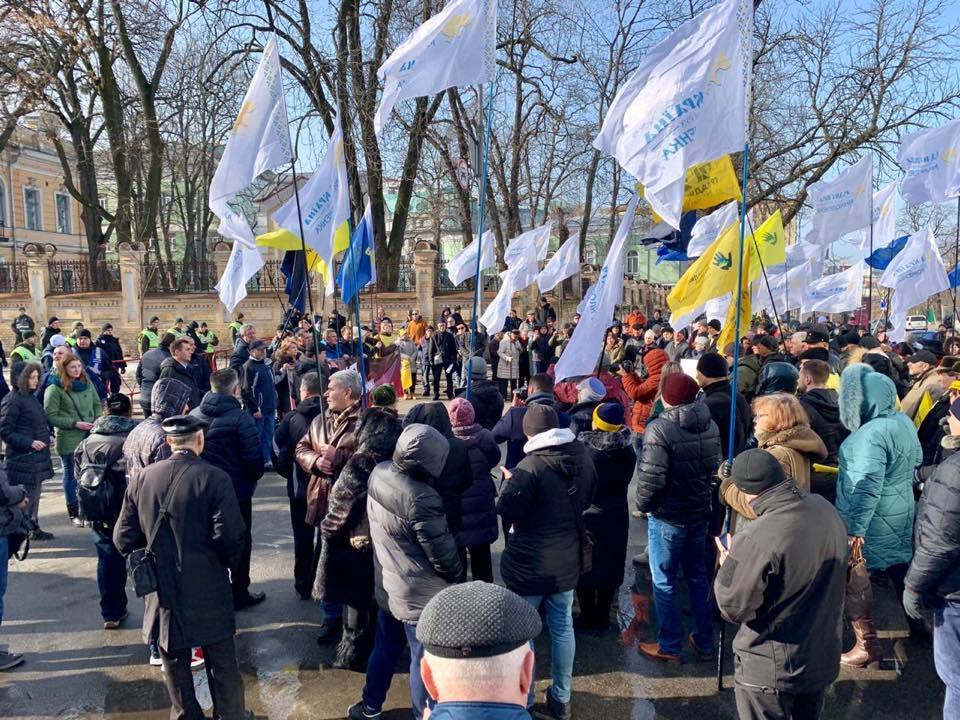 Сторонники Гриценко нагрянули на Банковую и обвинили Порошенко в подкупе избирателей