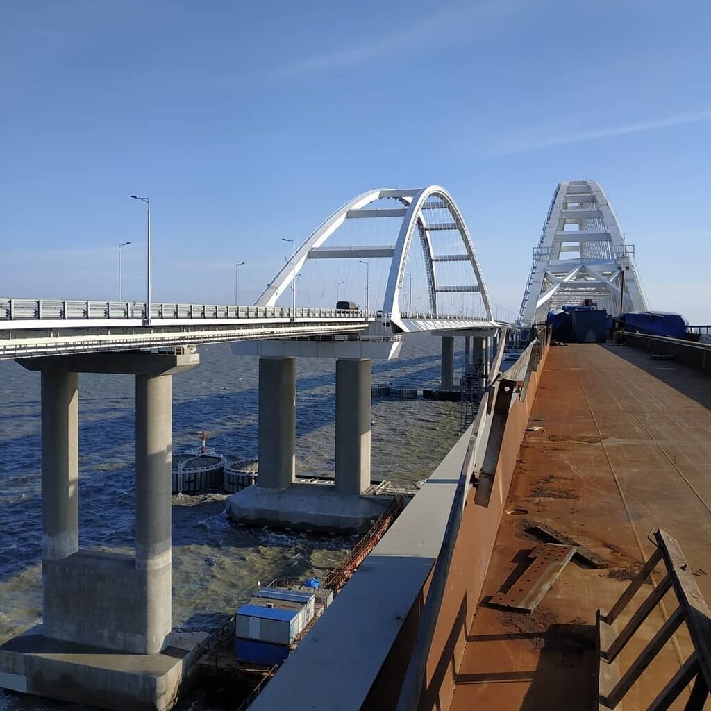 Поки стоїть: показали свіжі фото небезпечного Кримського моста