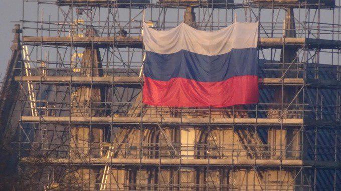На соборе в Солсбери вывесили флаг России: фотофакт