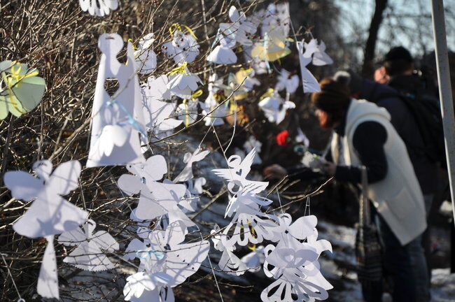 ''Пять лет не заживает рана'': в Киеве со слезами вспоминали Героев Небесной Cотни. Фото и видео