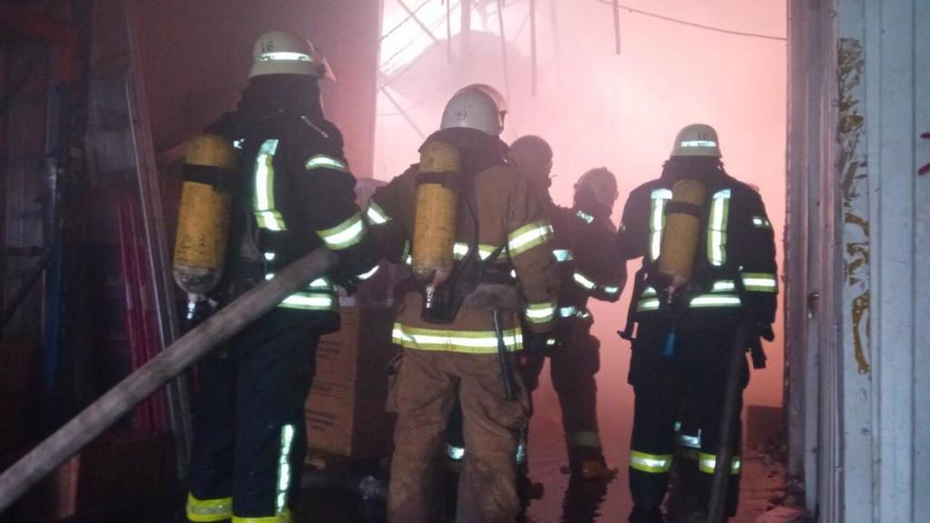 Небо чорне від диму: в Києві сталася масштабна пожежа на складах. Фото і відео страшної НП