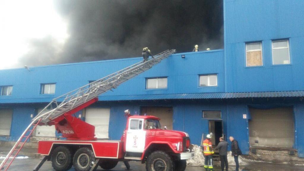 В Киеве произошел масштабный пожар на складах