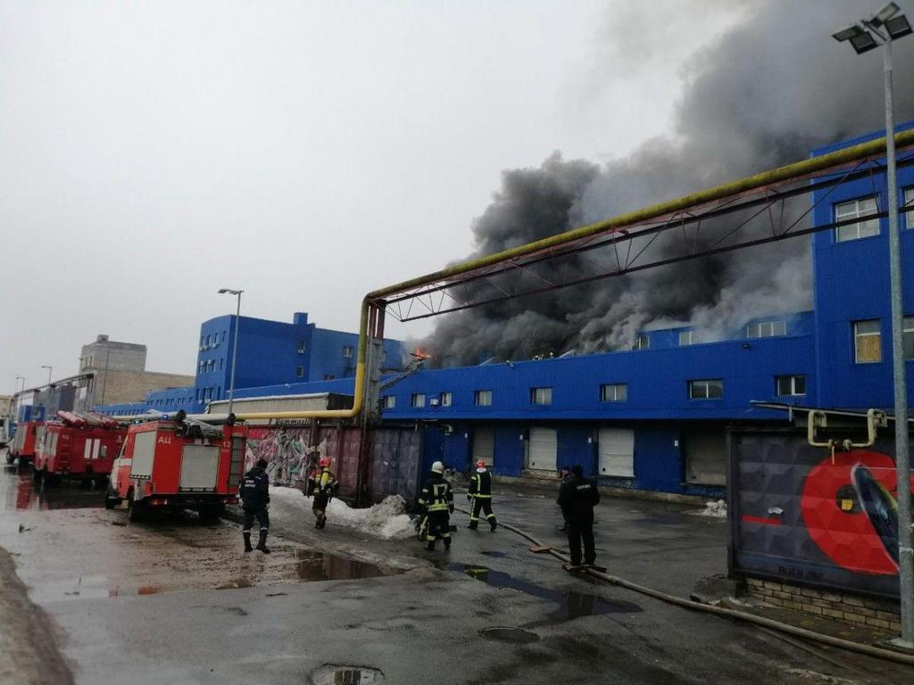 Небо чорне від диму: в Києві трапилася масштабна пожежа на складах. Фото і відео страшної НП