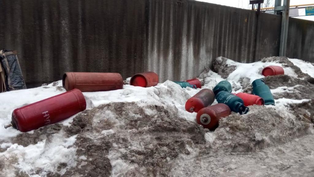 Небо чорне від диму: в Києві сталася масштабна пожежа на складах. Фото і відео страшної НП