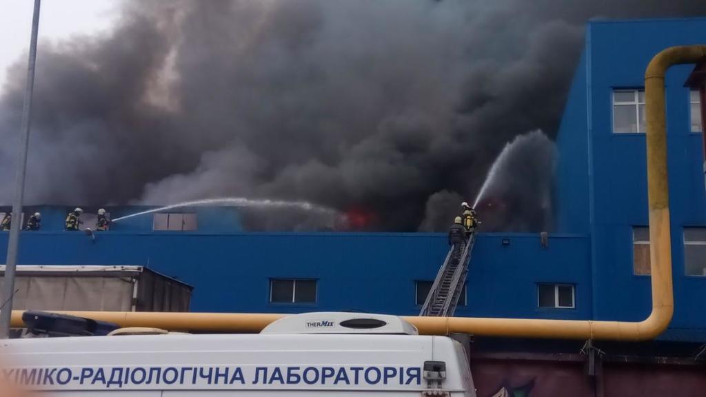 В Киеве произошел масштабный пожар на складах