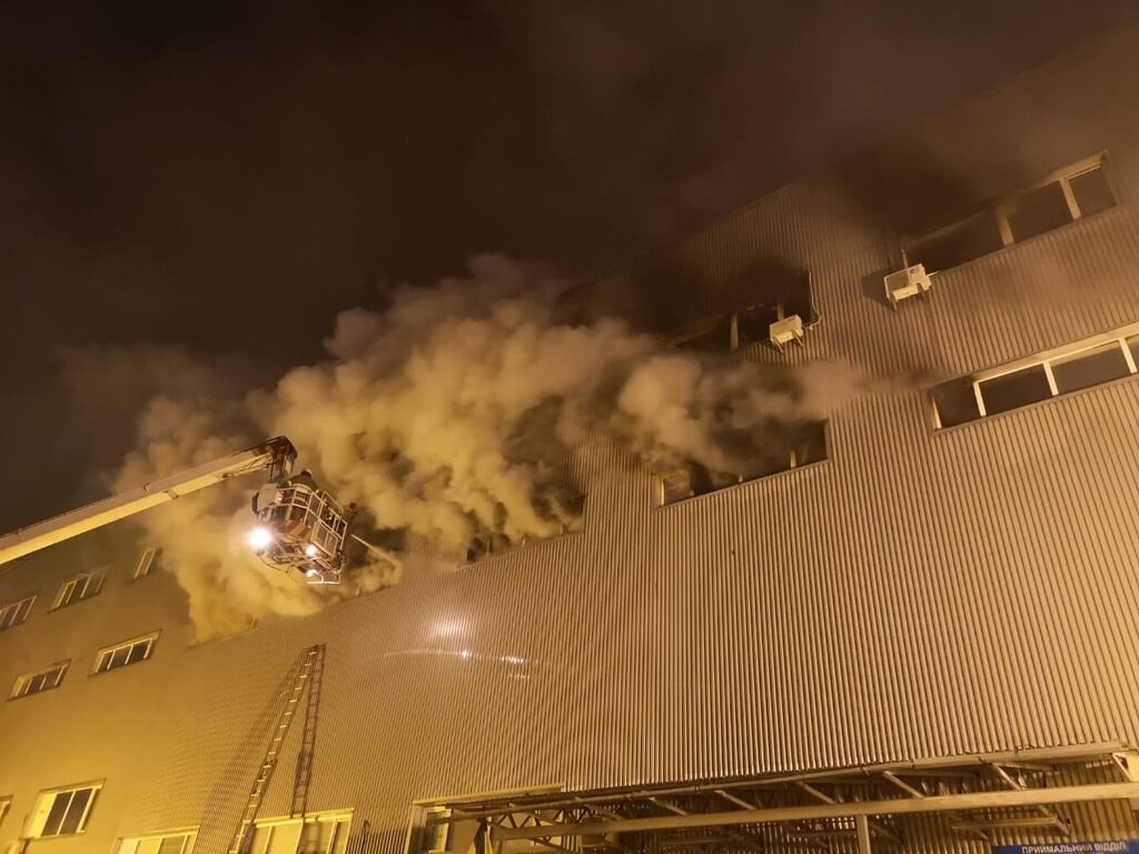 Небо черное от дыма: в Киеве произошел масштабный пожар на складах. Фото и видео страшного ЧП