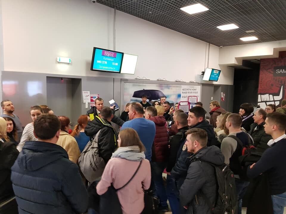 Діти на підлозі і п'яний персонал: в Україні спалахнув новий гучний скандал з туристами