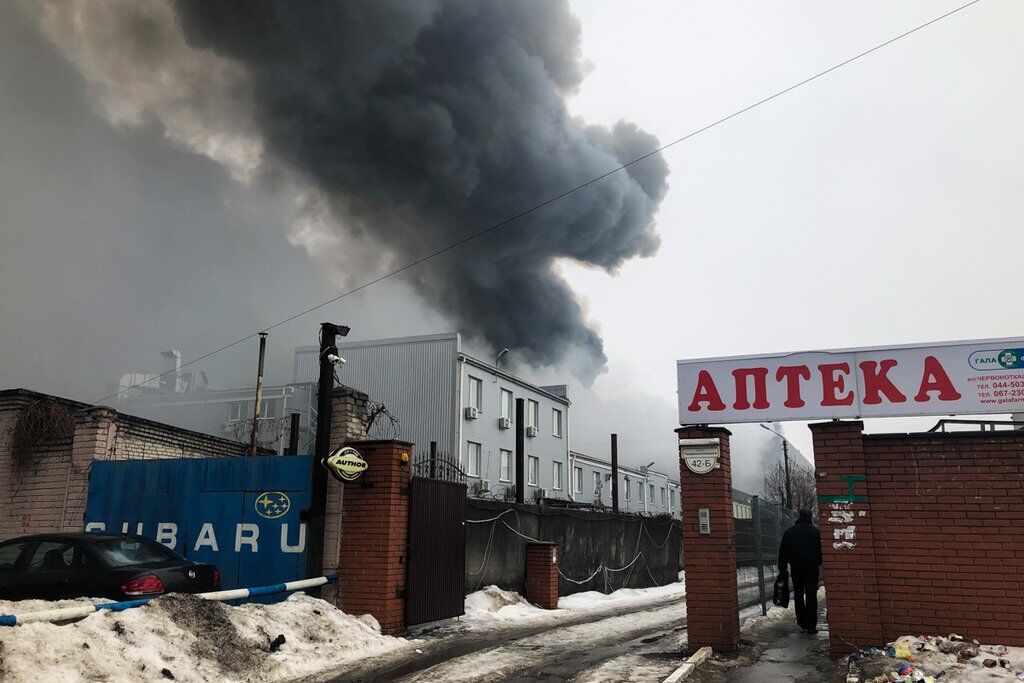 Небо черное от дыма: в Киеве произошел масштабный пожар на складах. Фото и видео страшного ЧП