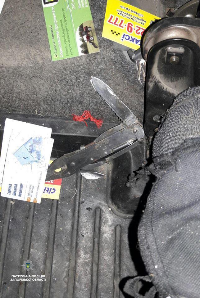 В Запорожье в такси двое пассажиров с ножом напали на водителя