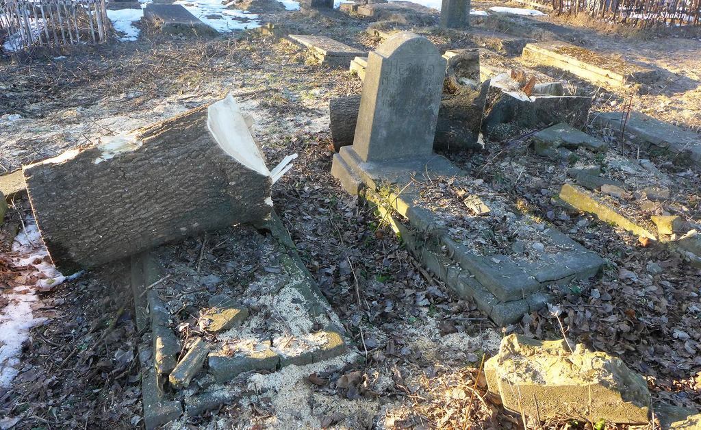 У Черкасах влаштували погром на єврейському кладовищі