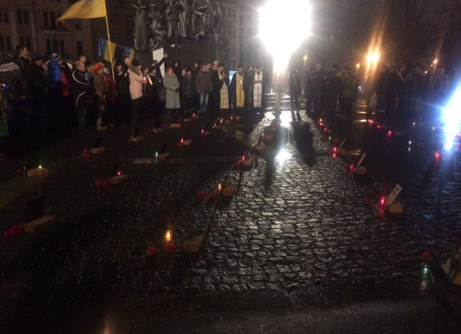 ''Печальная дата'': в Киеве в честь Героев Майдана засияли лучи достоинства. Фото и видео