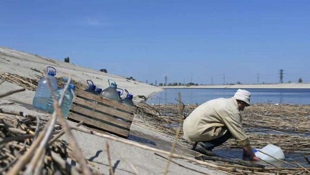 Люди покидают дома, вода отравлена. В Крым пришла новая беда