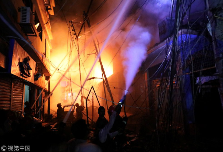 Будинок був нашпигований хімією: у Бангладеш заживо згоріли десятки людей. Усі подробиці НП