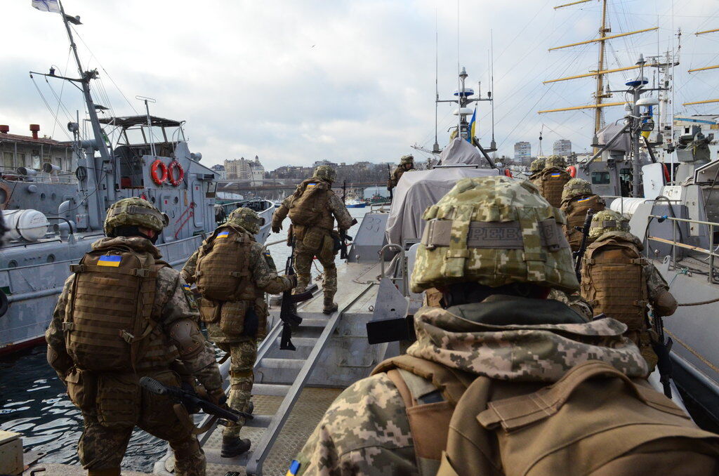 Штурмові ''Кентаври'' вийшли в Чорне море: з'явилися потужні кадри