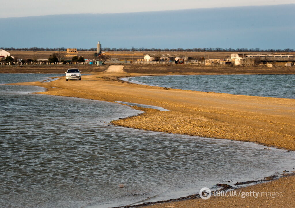 Люди залишають будинки, вода отруєна. У Крим прийшла нова біда