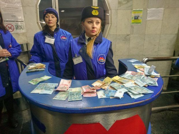 Пропускають по 5 грн: у метро Харкова влаштували колапс