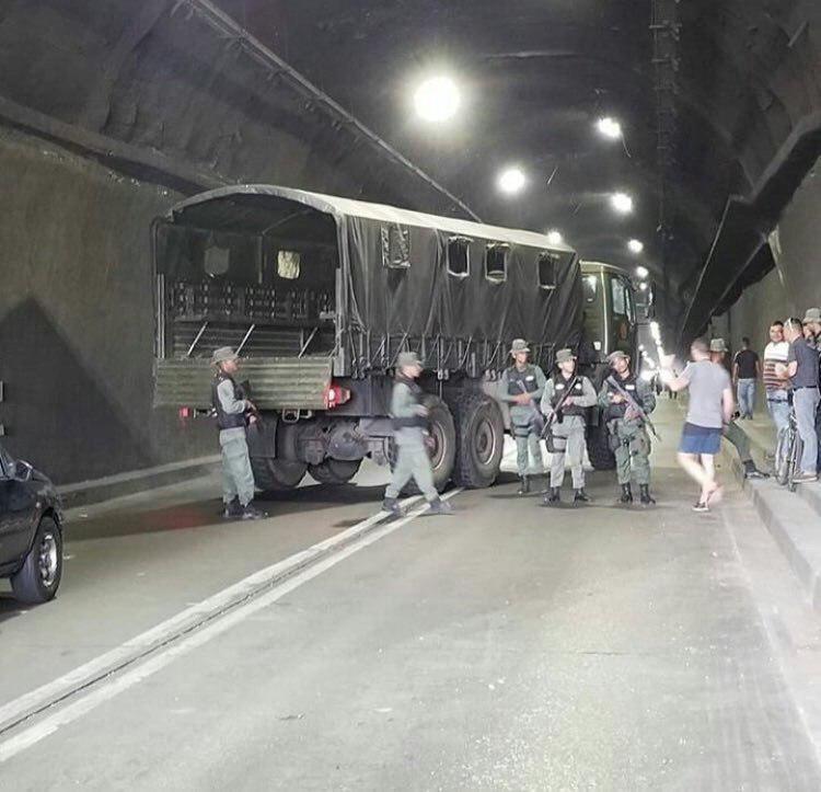 Военные перекрывают туннели на границе с Бразилией