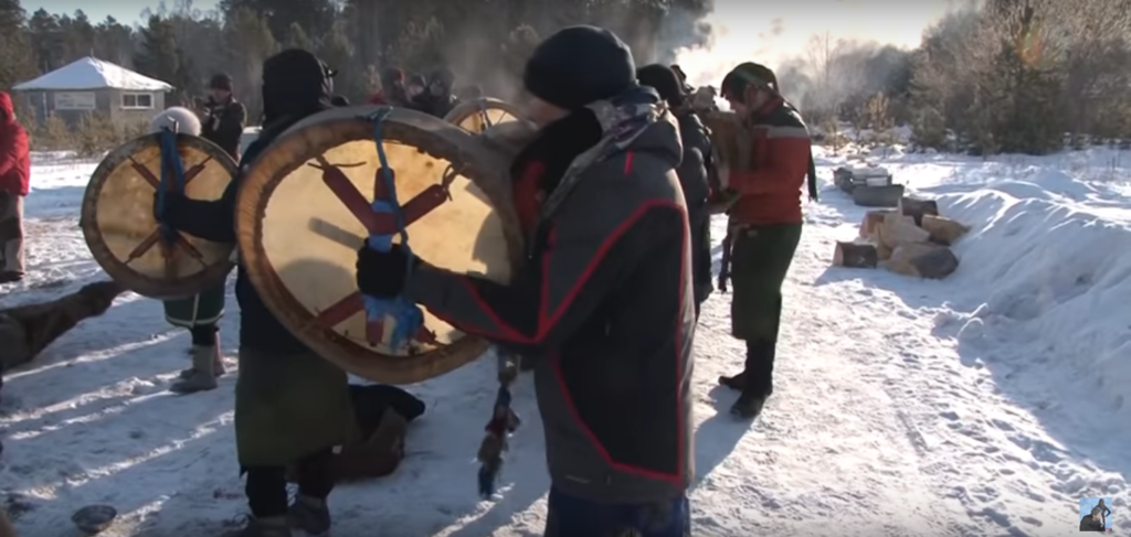 ''Верблюди не винні, спаліть Путіна!'' Шамани РФ жахнули мережу жахливим ритуалом. Відео 18+