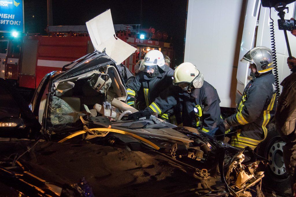 В Киеве столкнулись фура и Mercedes