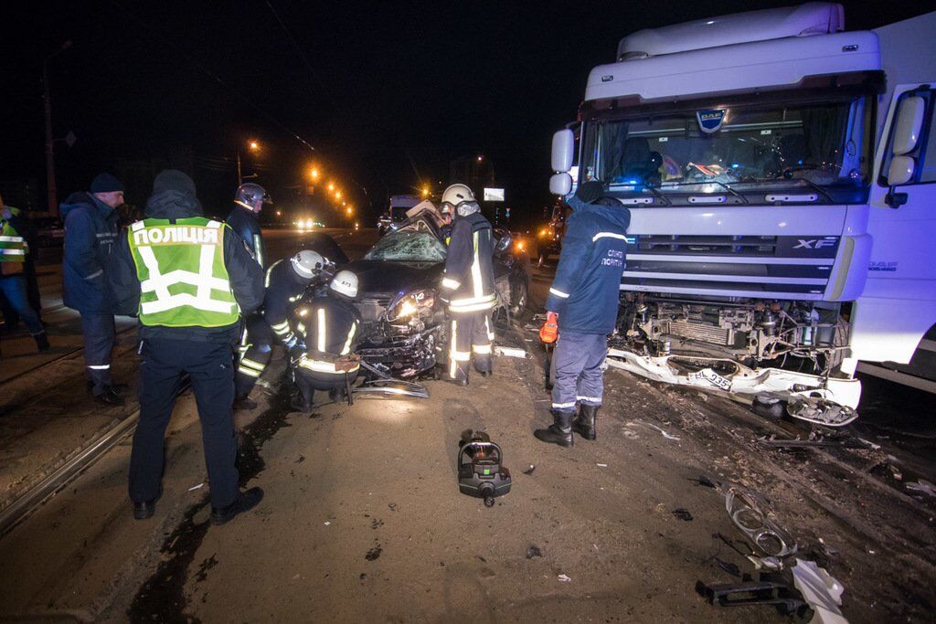 У Києві зіткнулися фура і Mercedes