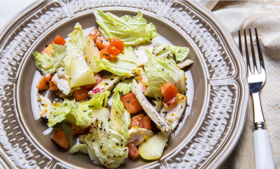 Как приготовить необычный салат с курицей: рецепт от известного кулинара