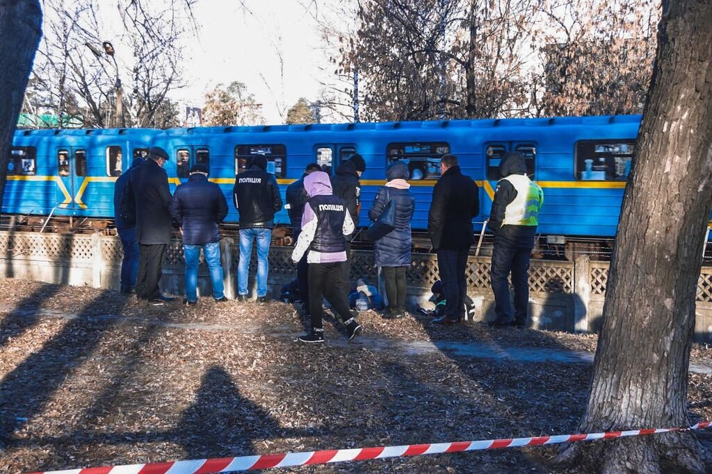 Возле метро "Черниговская" обнаружили тело