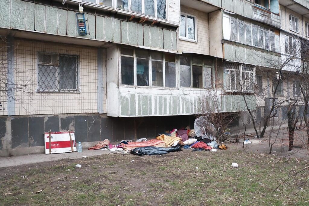 В Киеве женщина умерла возле многоэтажки