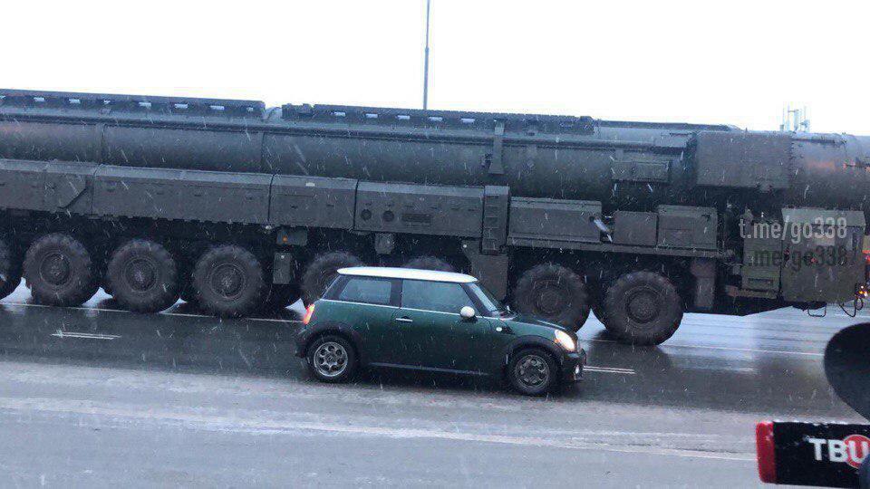Вблизи Москвы засняли грозную колонну секретных межконтинентальных ракетных комплексов Путина: фото и видеофакт