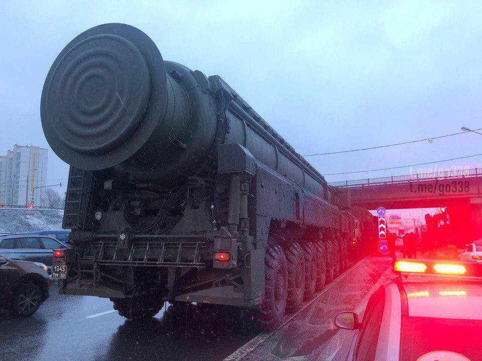 Вблизи Москвы засняли грозную колонну секретных межконтинентальных ракетных комплексов Путина: фото и видеофакт