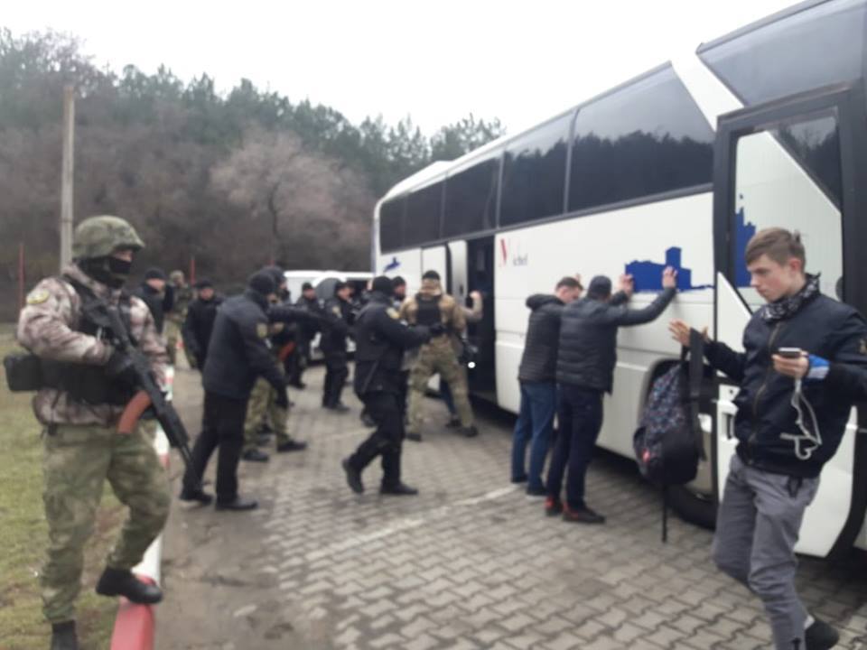 В Одессу послали автобусы с вооруженными людьми: спецназ взял "титушек"