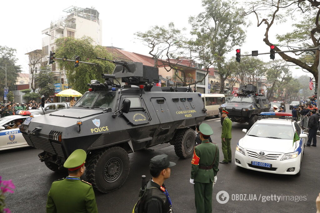 Бегающая охрана и 30 авто: Ким Чен Ын поразил грандиозным кортежем во Вьетнаме