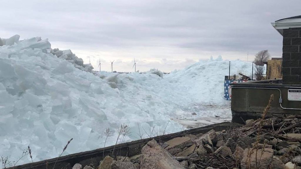 Канаду накрыло ледяное цунами