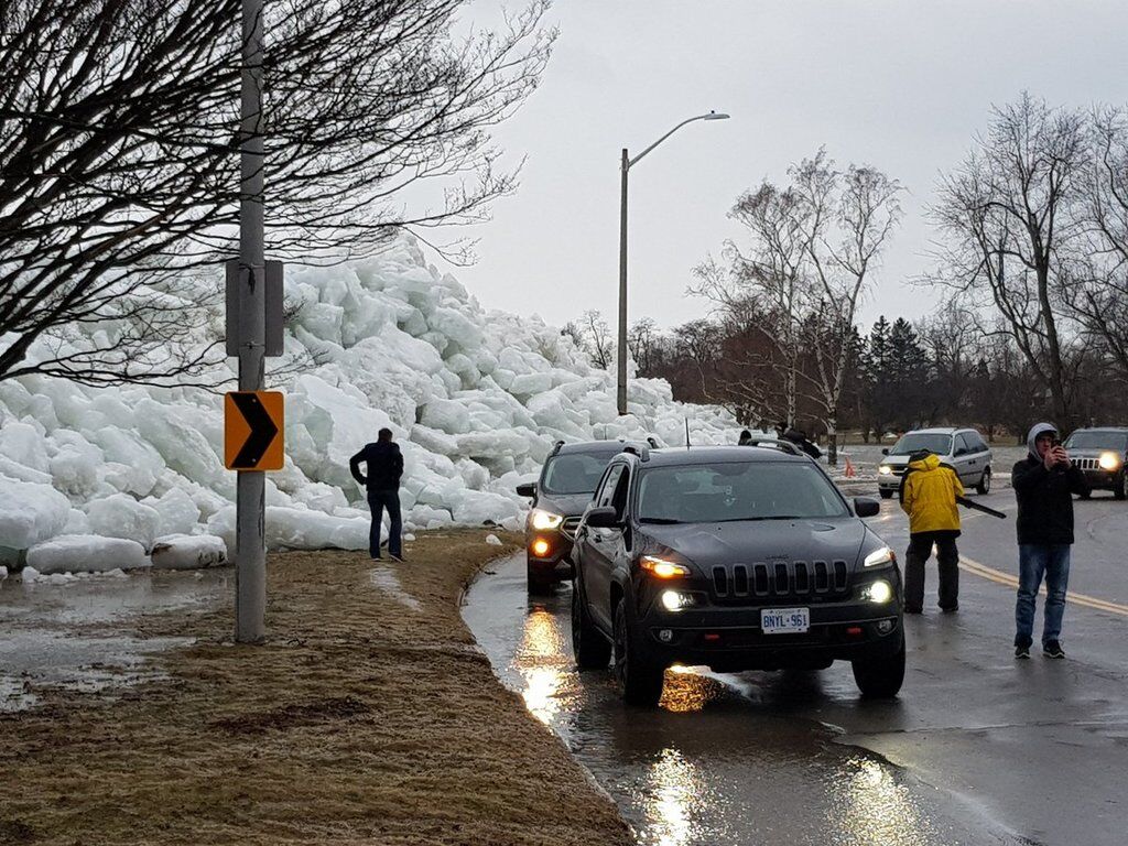 Канаду накрыло ледяное цунами