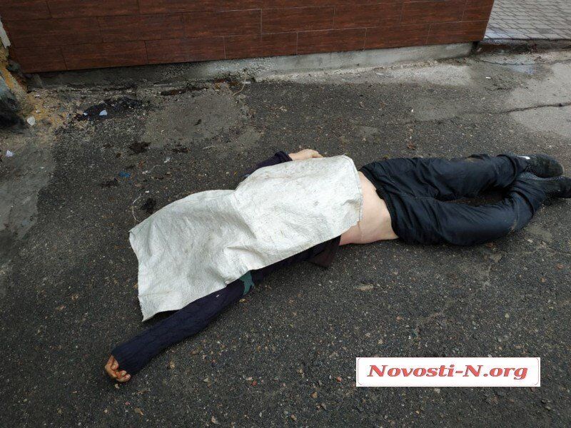Тіло підкинули: у центрі Миколаєва знайшли труп із понівеченим обличчям. Фото 18+