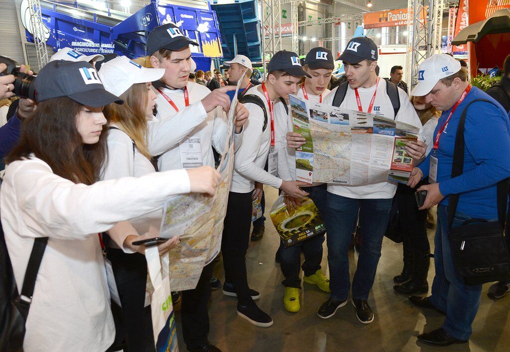 "Должны дать им шанс": Колесников наградил украинских студентов поездкой в Париж