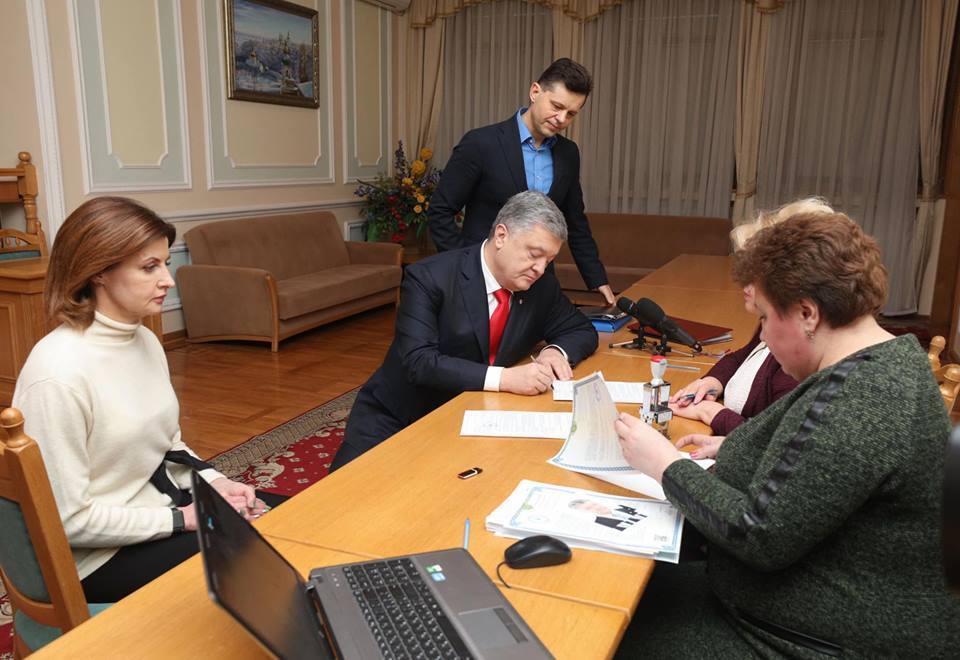 Выборы президента Украины: Порошенко подал документы в ЦИК