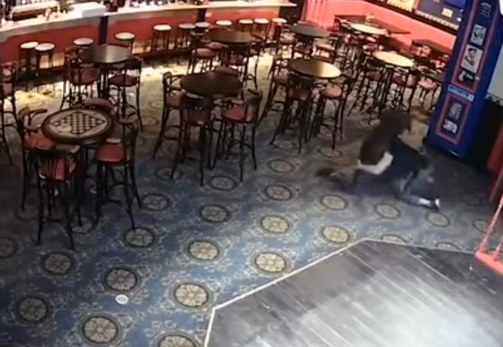 В Москве бармен забил до смерти клиента: жуткие кадры