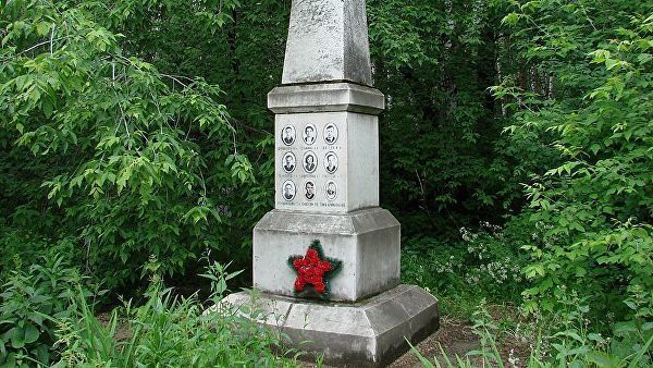 Пам'ятник загиблим туристам у 1959 році