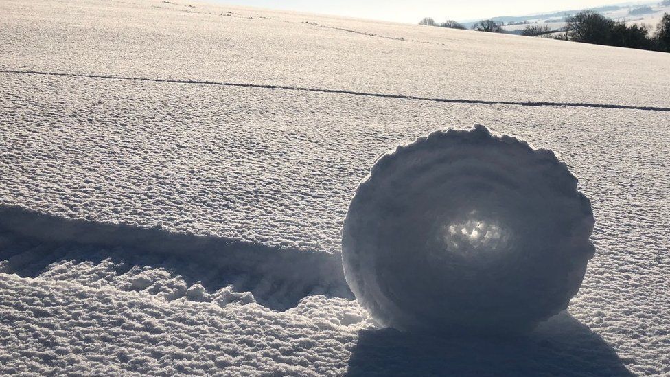 ''Не бачив нічого подібного'': в Англії виявили таємничі кулі зі снігу