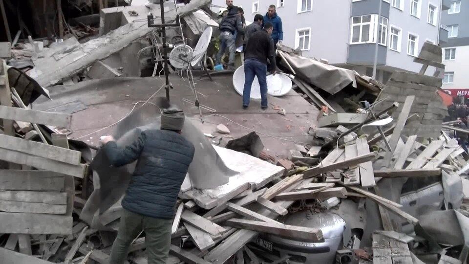 Люди под завалами: в Стамбуле обрушилась жилая многоэтажка. Фото и видео 18+