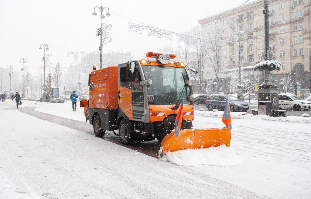 На дороги Києва вивели 367 одиниць снігоприбиральної техніки