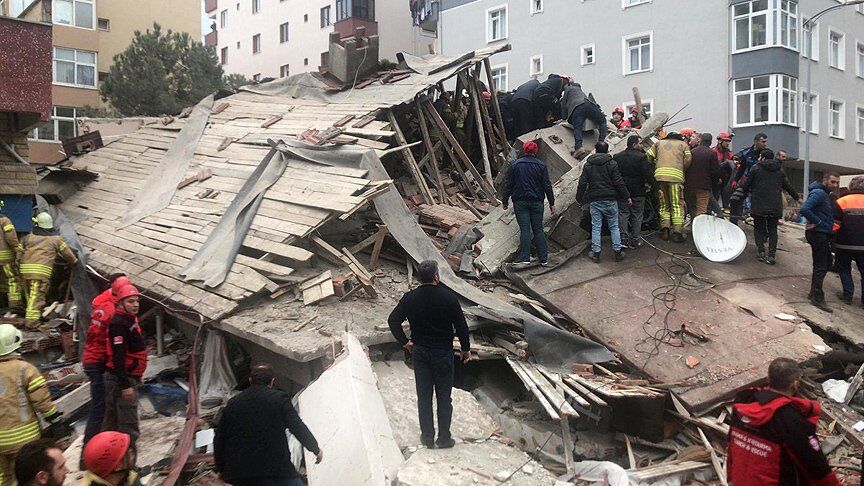 Жертв стало больше: момент обрушения жилой многоэтажки в Стамбуле попал на видео