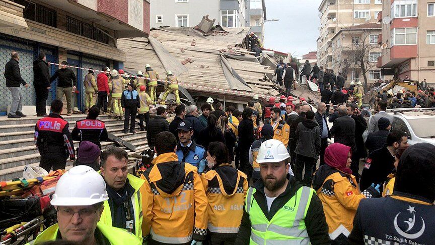 Жертв стало більше: момент обвалення житлової багатоповерхівки в Стамбулі потрапив на відео