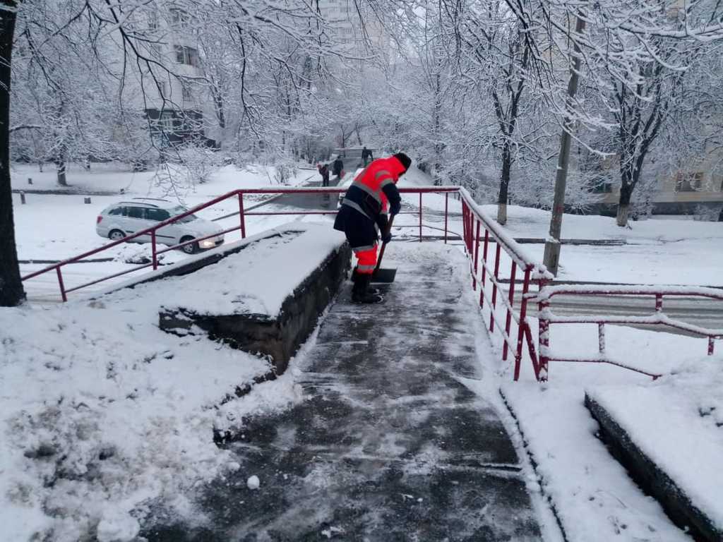 На дороги Києва вивели 367 одиниць снігоприбиральної техніки