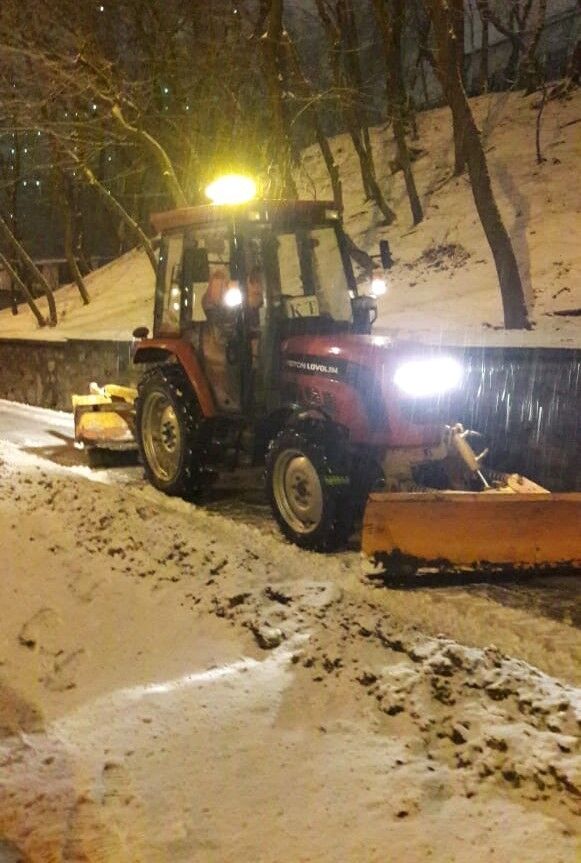На дороги Києва вивели 367 одиниць снігоприбиральної техніки