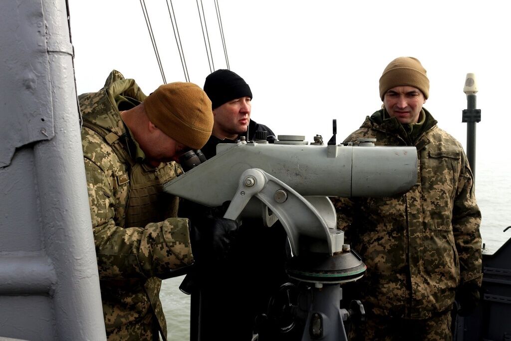 Українські моряки відбили ''атаку'' на Азовському морі: видовищне відео