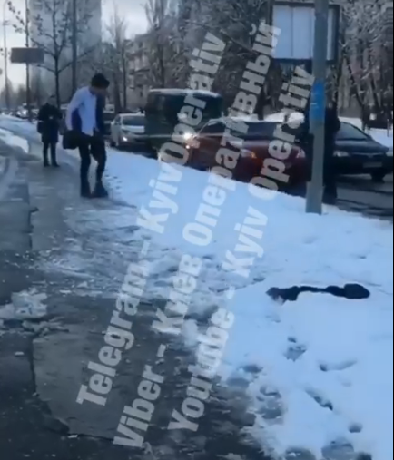 ''У него не было детства!'' Видео избиения подростка в Киеве вызвало бурные споры в сети