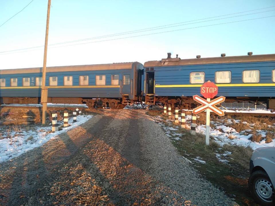 На Прикарпатті потяг протаранив вантажівку: моторошні фото