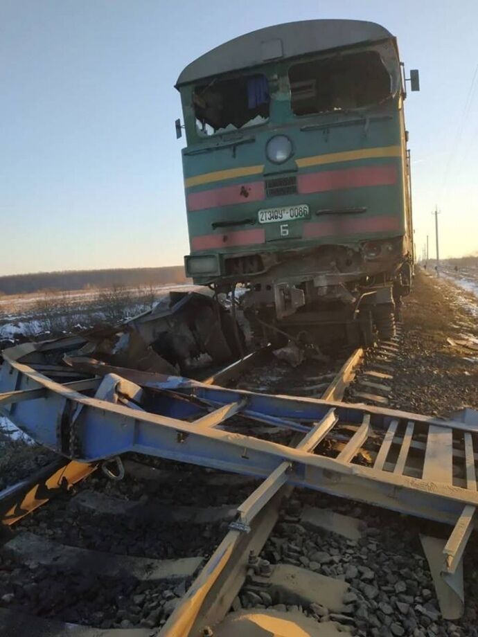 На Прикарпатті потяг протаранив вантажівку: моторошні фото