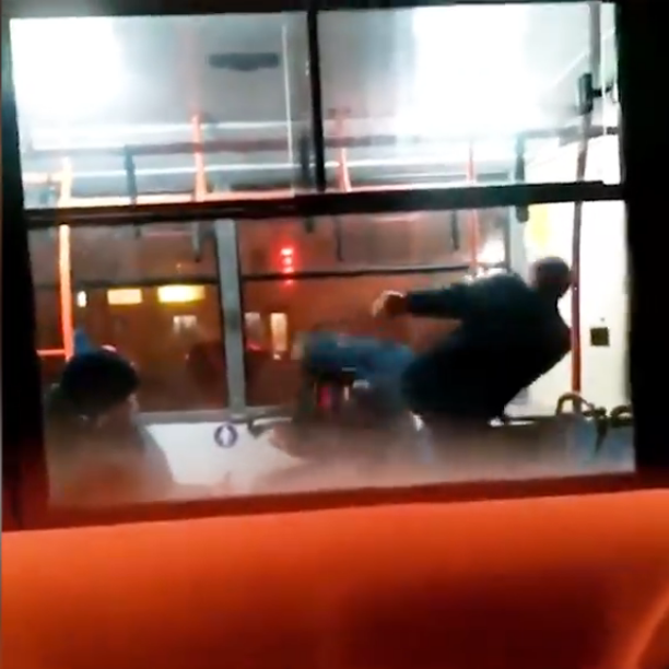 ''Добивал'' на улице: в Одессе водитель троллейбуса жестоко избил пассажира. Видео 18+